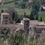 Abbazia_di_Farfa_(Rieti,_Italy)_outlook_from_monte_Acuziano